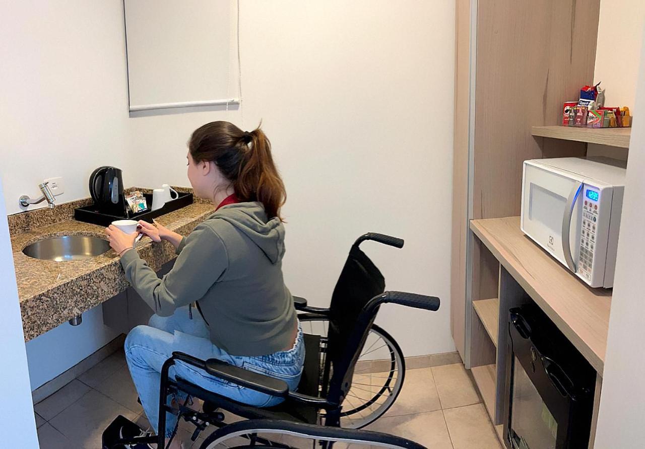 Radisson Oscar Freire Hotel Sao Paulo Exterior foto A disabled woman in a wheelchair using a microwave oven
