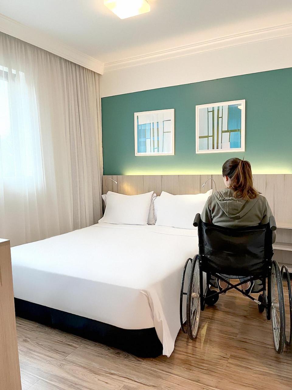 Radisson Oscar Freire Hotel Sao Paulo Exterior foto A disabled woman in a wheelchair in a hotel room