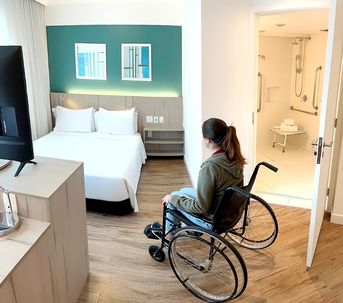 Radisson Oscar Freire Hotel Sao Paulo Exterior foto A disabled woman in a wheelchair in a hotel room